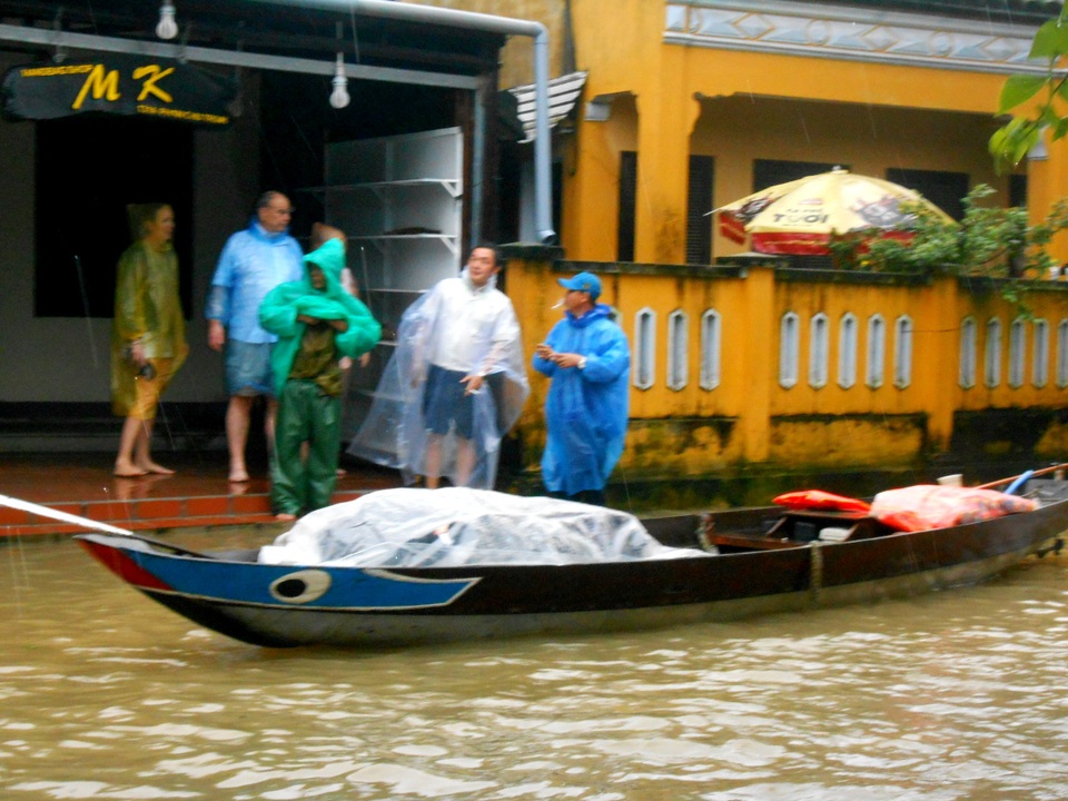Nước lũ bắt đầu dâng cao gây ngập lụt sâu tại nhiều nơi trũng thấp của Hội An, du khách cũng bắt đầu di chuyển