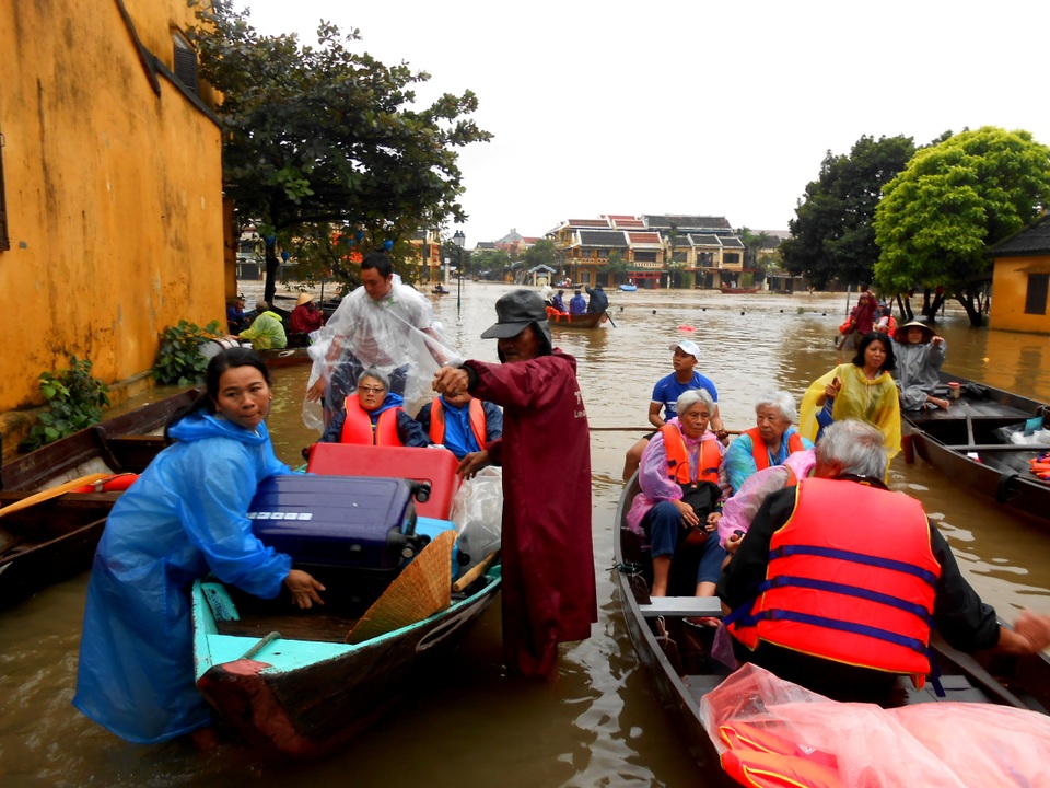 Nước dâng cao, du khách bắt đầu di tản khỏi Hội An - 9