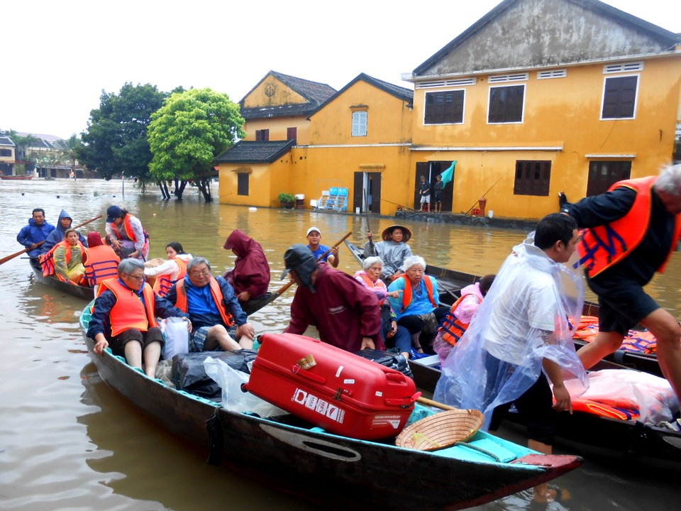 Tất cả các hoạt động đưa du khách đi dạo chơi đều bị nghiêm cấm, trừ trường hợp chủ ghe cùng người của khách sạn đi kèm để di chuyển khách đến nơi an toàn