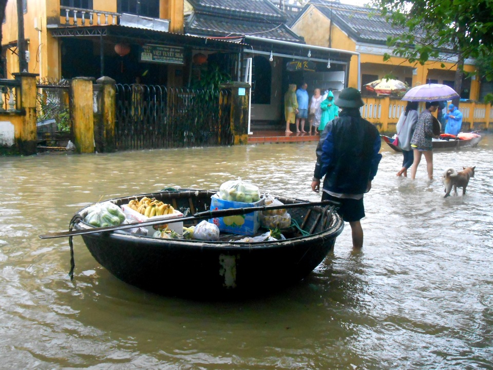 Người dân cũng bắt đầu tích trữ lương thực để phòng trừ trường hợp lũ dâng cao