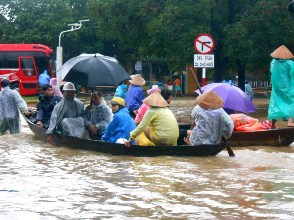 Người dân chủ yếu di chuyển bằng ghe để đi làm hoặc mua vật dụng tích trữ