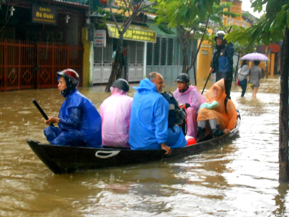 Du khách cư trú tại các homestay, khách sạn… tại phường Minh An và nơi trũng thấp bắt đầu di tản để đến các khu vực cao hơn