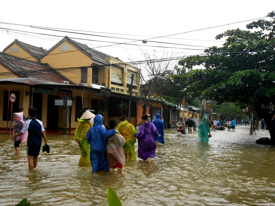 Nước lũ dâng cao và chảy xiết gây ảnh hưởng, nguy hiểm đến việc đi lại của người dân Hội An