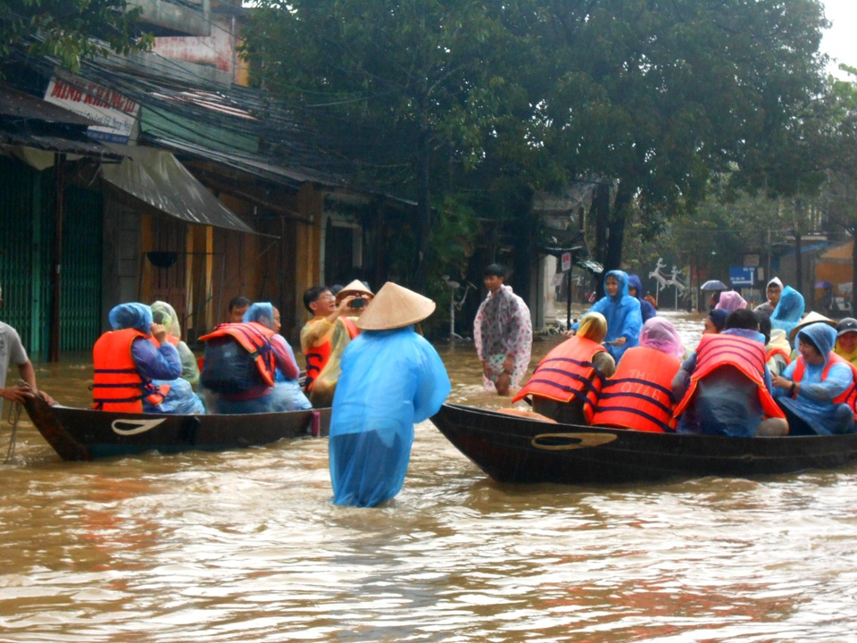 Nước dâng cao, du khách bắt đầu di tản khỏi Hội An - 3