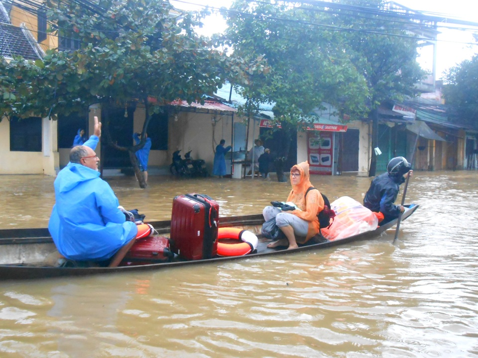 
Rất đông du khách di chuyển bằng ghe để rời khỏi nơi ngập sâu
