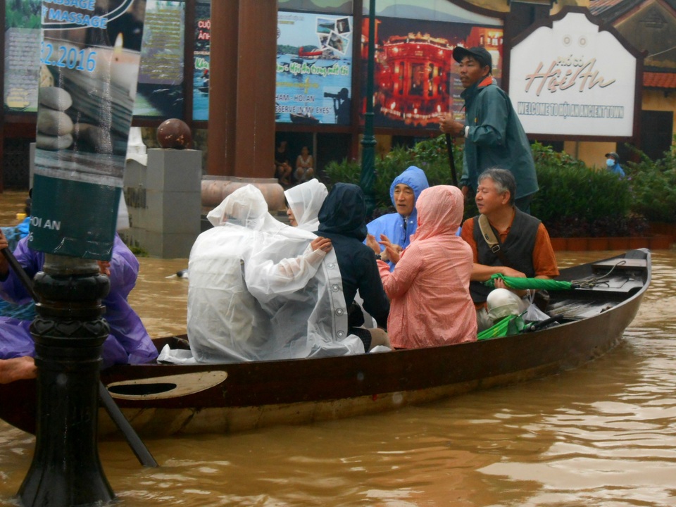 Du khách cũng khá lo lắng khi nước lên nhanh