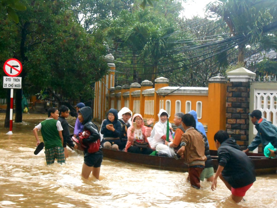 Nước dâng cao, du khách bắt đầu di tản khỏi Hội An - 6
