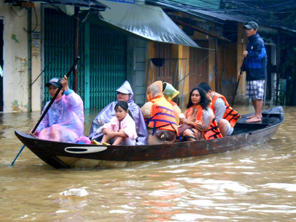 Các khách sạn cử người đi theo để hộ tống khách đến nơi an toàn