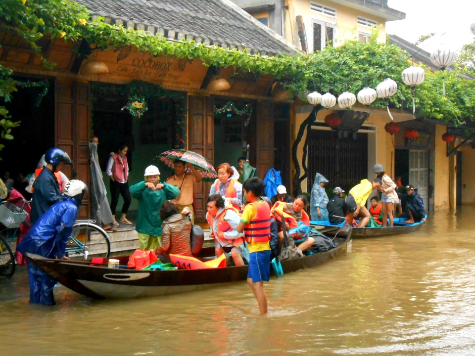 Nhu cầu di chuyển bằng ghe của khách khá cao nên các lực lượng chức năng được bố trí tại nhiều nơi trũng thấp để nhắc nhở chủ ghe đảm bảo an toàn cho du khách và người dân