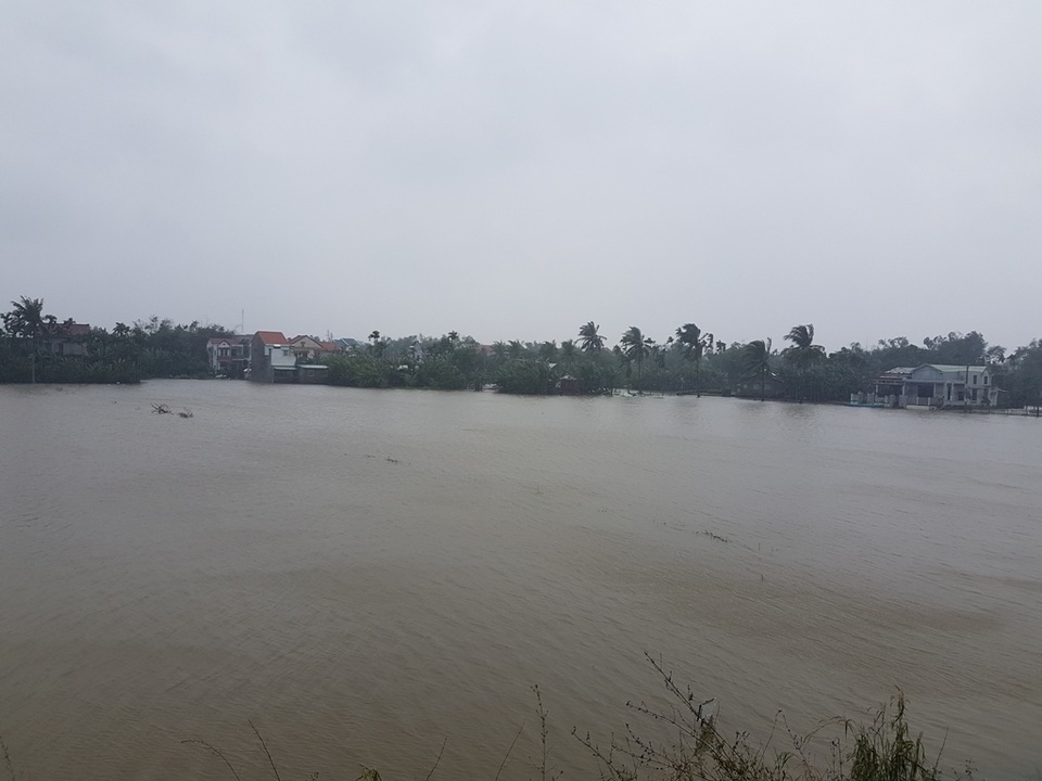 Dân trắng đêm chạy lũ, hàng nghìn người chờ được tiếp tế lương thực - 16 Nước lũ ngập trắng đồng ở thị xã Điện Bàn
