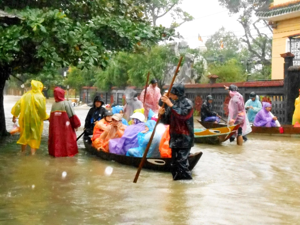 
Việc di chuyển trên dòng nước lũ khi không có áo phao tiềm ẩn nhiều nguy hiểm.
