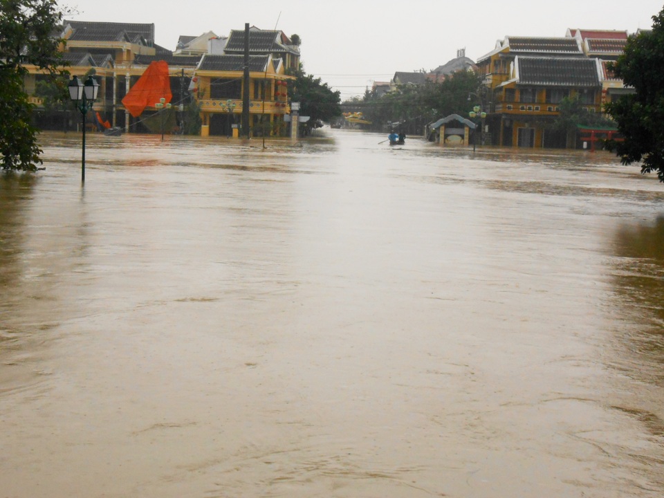 Mực nước trên sông Hoài dâng cao, ghe là phương tiện đi lại chủ yếu trong thời điểm này