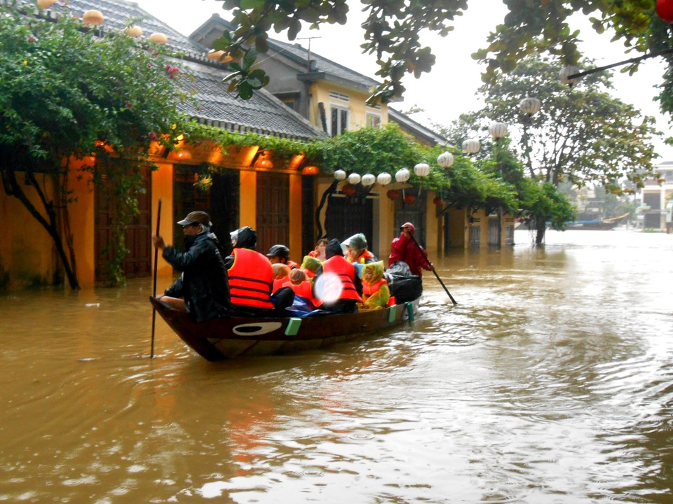 
Chỉ khi có sự nhắc nhở của lực lượng chức năng, một số chủ ghe mới chú ý cho khách mặc áo phao.
