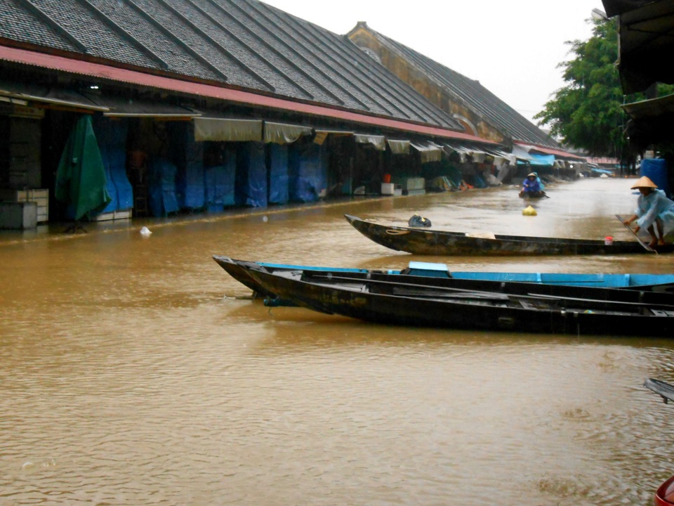 Chợ Hội An ngập sâu trong nước
