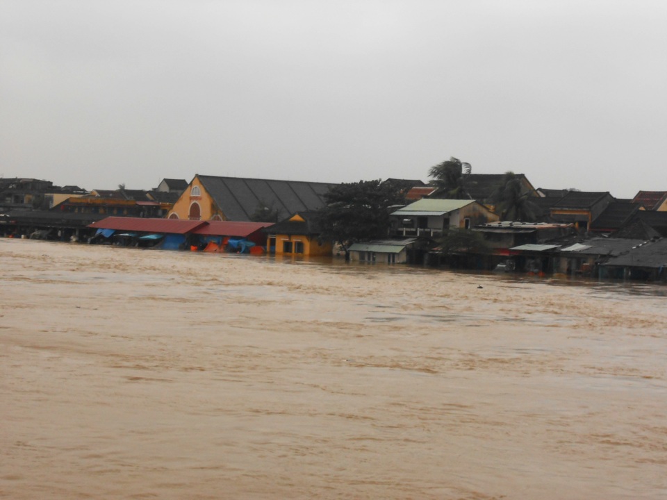 Nước sông Hoài dâng cao, Hội An ngập chìm trong biển nước