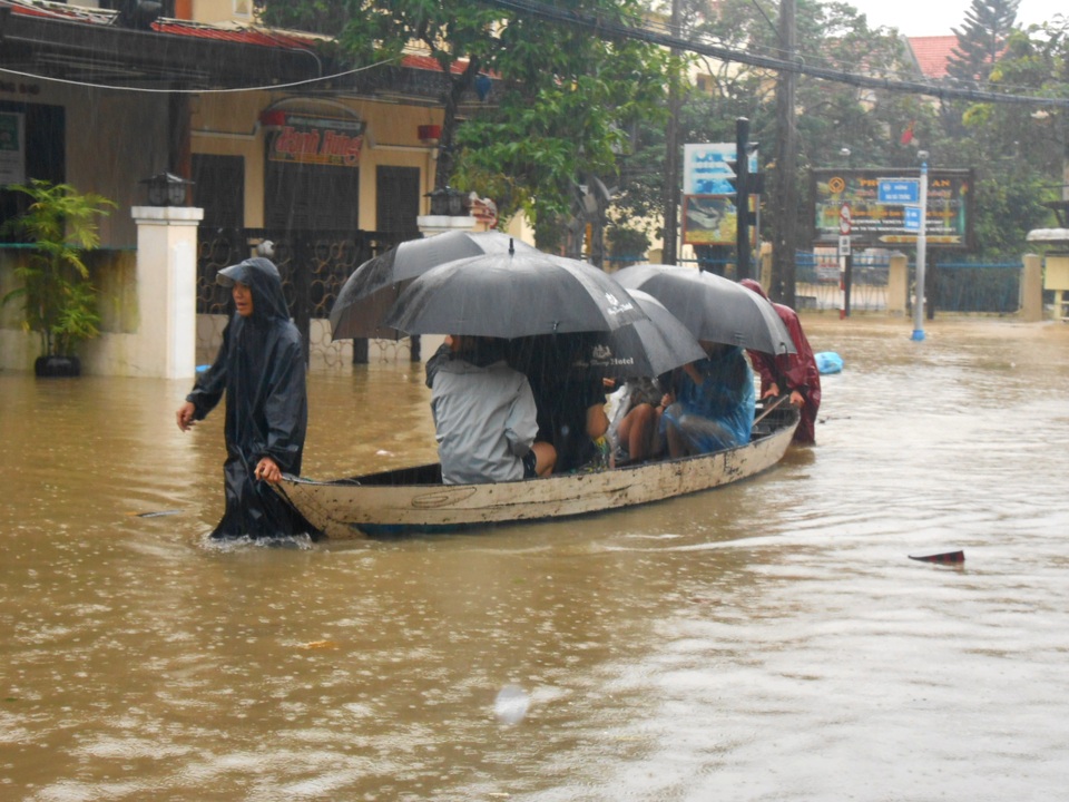
Mưa lũ lớn nhưng Hội An vẫn có nhiều du khách.
