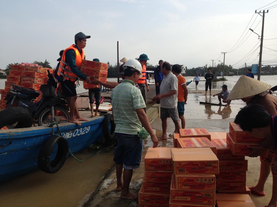 Hội An cứu trợ khẩn cấp người dân các xã vùng thấp trũng - 1 Mì tôm và nước uống được đưa xuống phục vụ người dân vùng trũng của TP Hội An