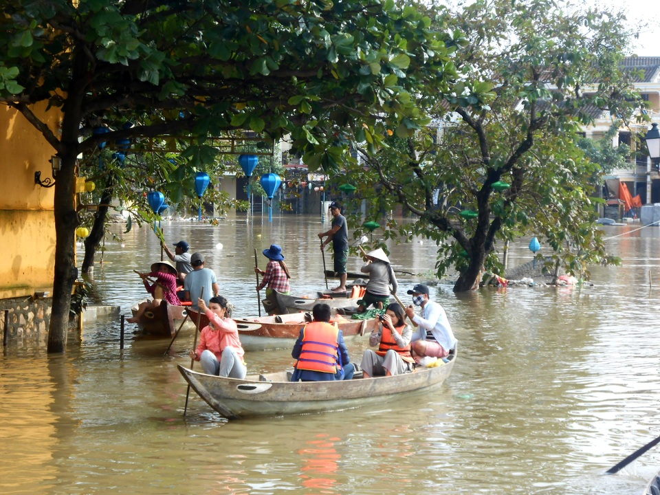 Dịch vụ chèo ghe chở khách “ngắm lụt” cũng bắt đầu được triển khai, thu hút sự quan tâm của du khách