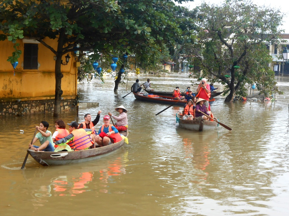 Tuy nhiên nhiều du khách cũng khá bức xúc trước tình trạng nâng giá quá cao của các chủ ghe