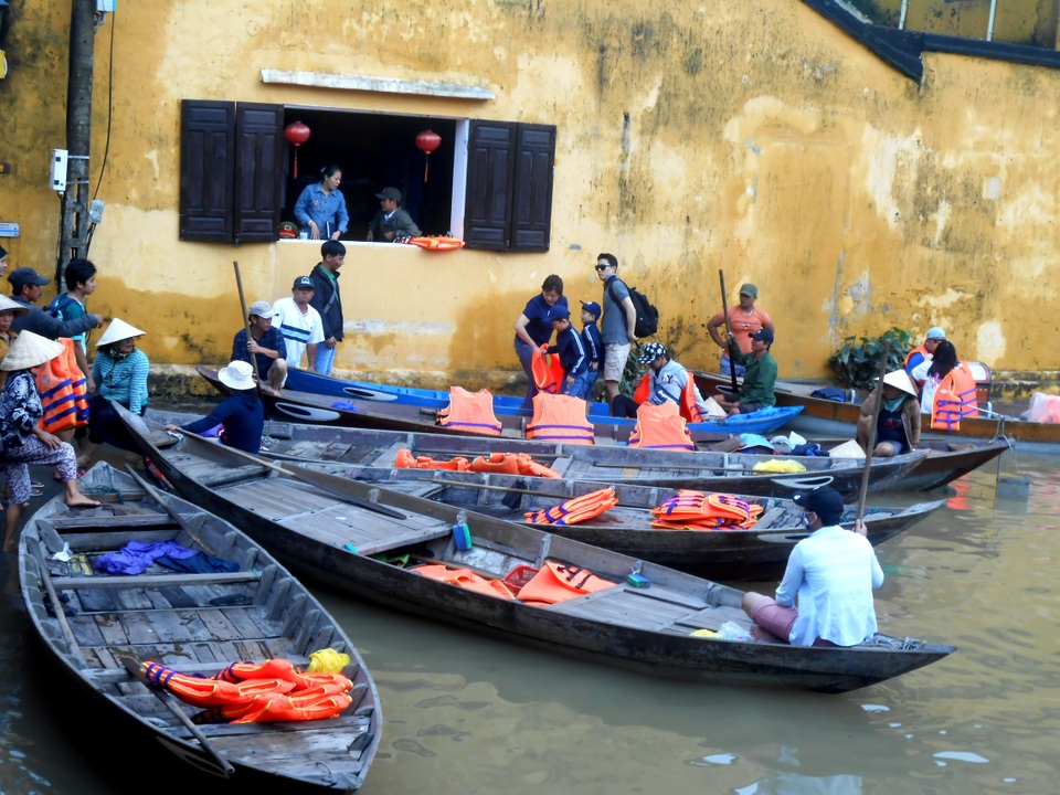 Tại khu vực vòng cung Chùa Cầu tập trung khá nhiều chủ ghe chờ đón khách