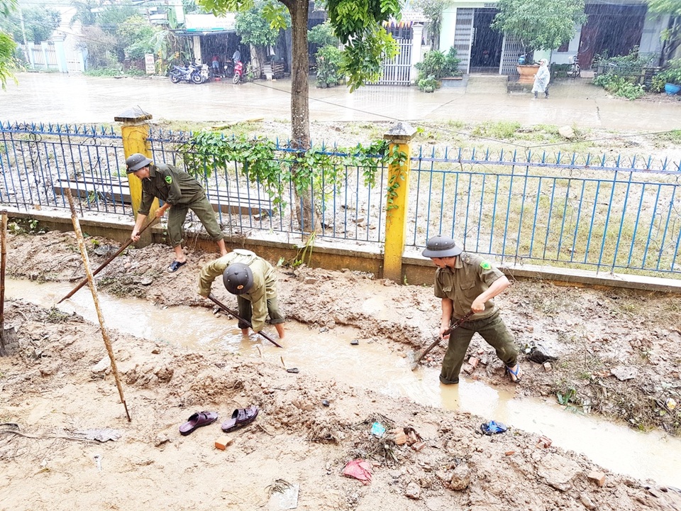 Dân quân, công an đội mưa cùng giáo viên giúp trường dọn lụt - 3 Khơi thông dòng chảy để nước rút ra ngoài