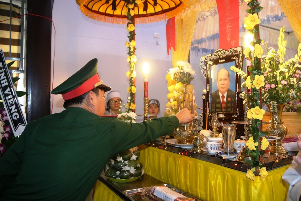 
Lãnh đạo các đơn vị, tỉnh thành đến viếng đại biểu Quốc hội Ngô Văn Minh.
