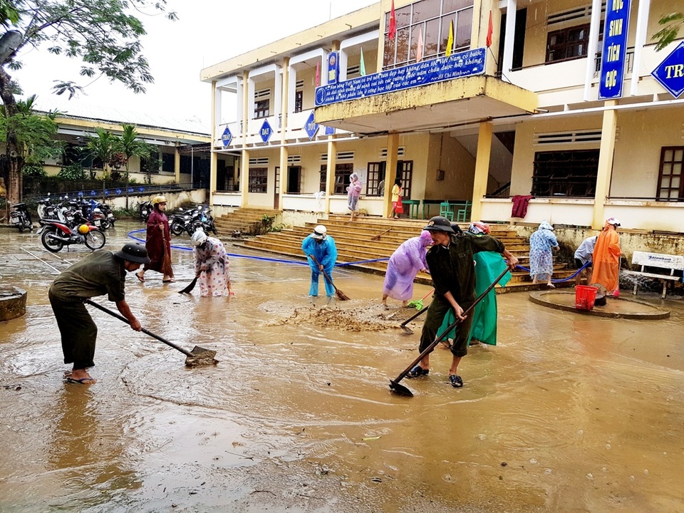 Dân quân, công an đội mưa cùng giáo viên giúp trường dọn lụt - 4 Công an xã, dân quân cùng giáo viên trường cùng nhau dọn bùn non