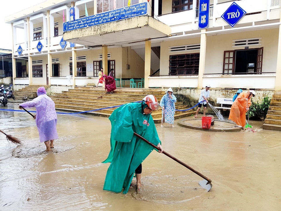 Dân quân, công an đội mưa cùng giáo viên giúp trường dọn lụt - 5 Tinh thần dọn lụt khẩn trương để ngày thứ 2, các em học sinh đi học trở lại