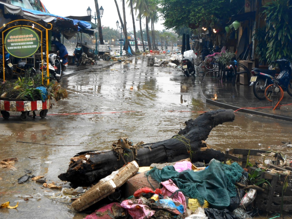 Người dân Hội An hối hả dọn rác, bùn non sau lụt lớn - 10