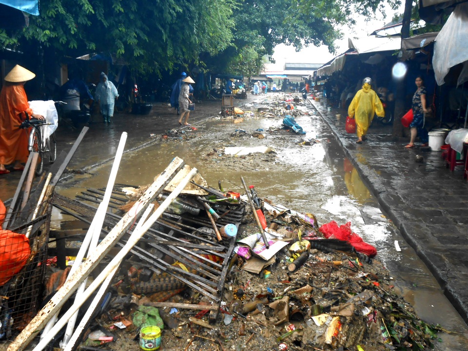 Dọn dẹp tại chợ Hội An để khôi phục cuộc sống, buôn bán