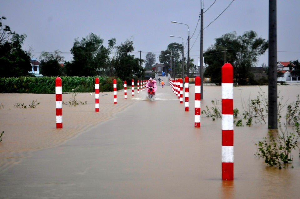 Tìm thấy thi thể nam thanh niên bị lũ cuốn mất tích 2 ngày trước - 1 Đã có ít nhất 6 nạn nhân bị lũ cuốn trôi trên địa bàn Quảng Nam trong đợt lũ lần này