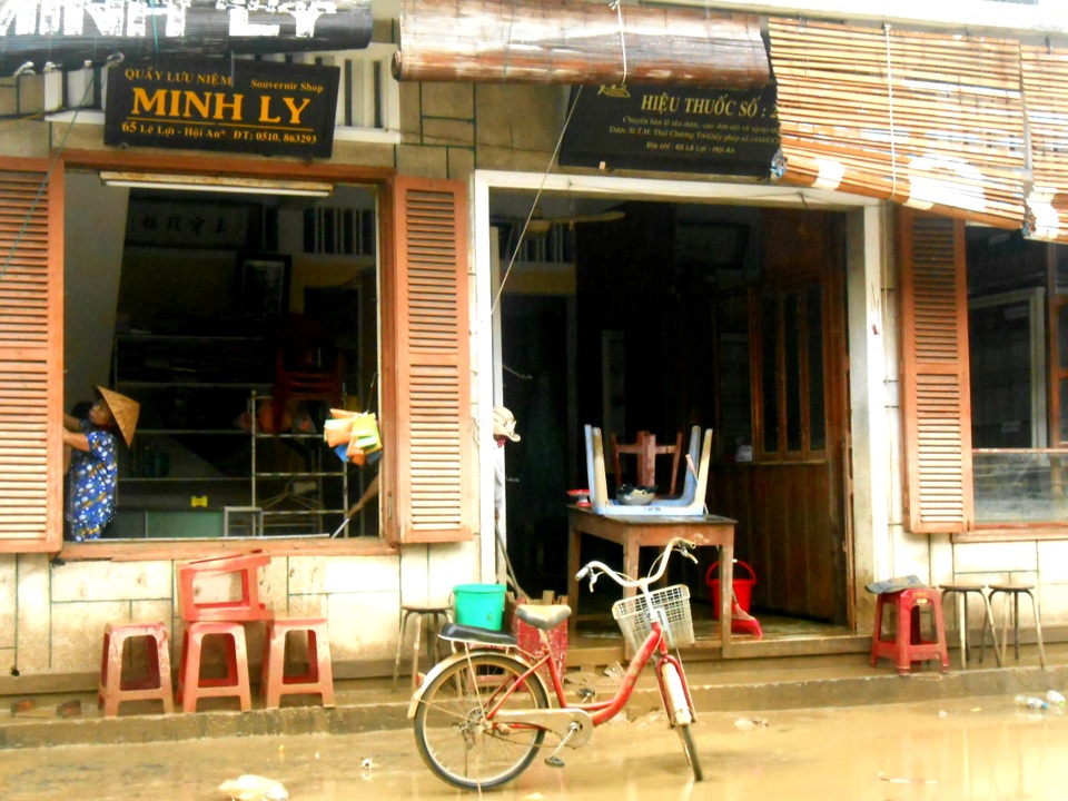 Các cửa hang, quán ăn,…cũng bắt đầu dọn dẹp để khôi phục việc kinh doanh