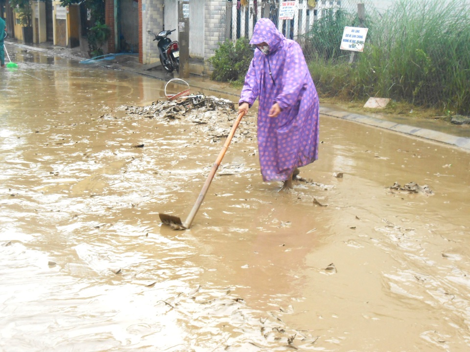 Dọn dẹp để tránh trơn trượt mặt đường