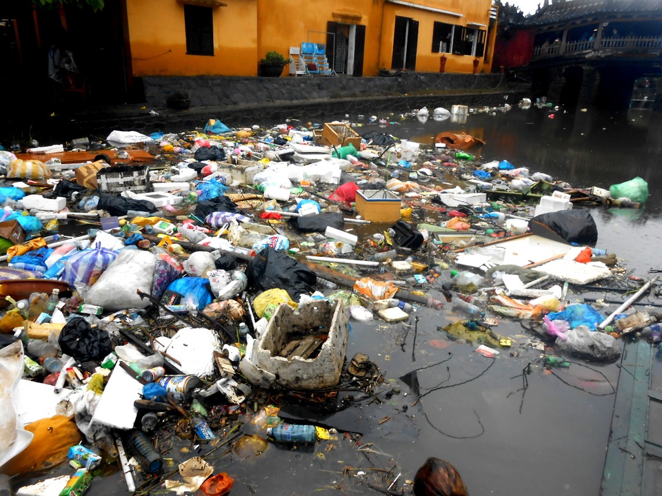 Rác thải tồn đọng tại chân chùa Cầu