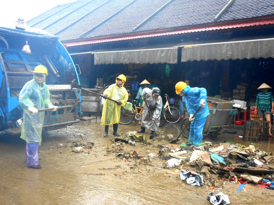 Người dân Hội An hối hả dọn rác, bùn non sau lụt lớn - 9