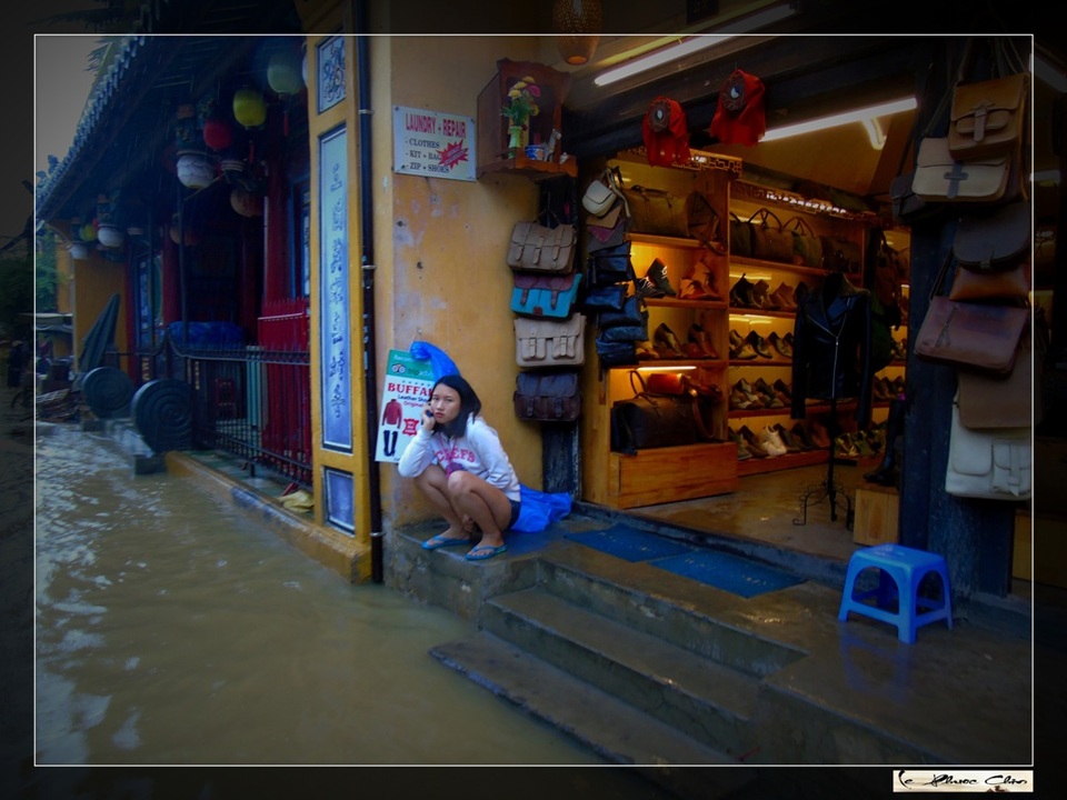 Ngắm vẻ đẹp "lạ" của Hội An trong mùa nước lụt - 18 Nước lụt lên, chỉ biết ngồi trong nhà nhìn...