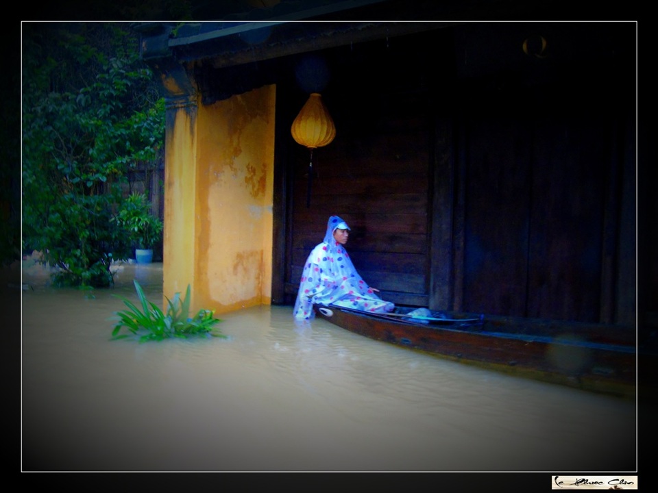 Ngắm vẻ đẹp "lạ" của Hội An trong mùa nước lụt - 19 Cảnh lụt Hội An thật buồn nhưng cũng thật quyến rũ