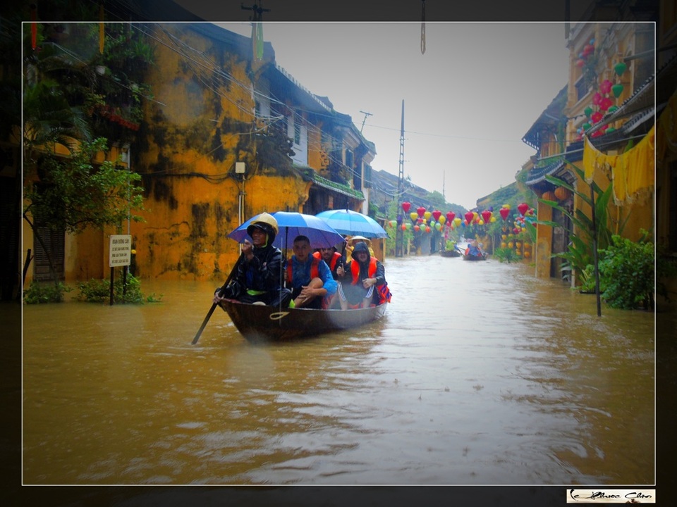 Ngắm vẻ đẹp "lạ" của Hội An trong mùa nước lụt - 12 Ghe đưa khách đi.... ngắm lụt