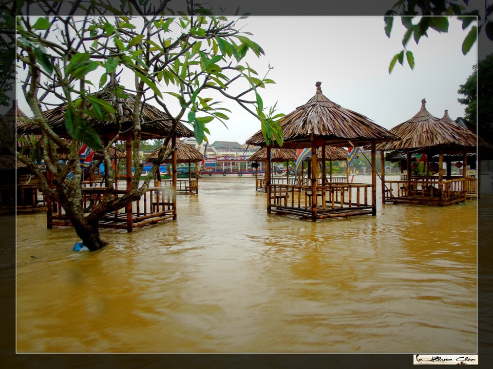 Ngắm vẻ đẹp "lạ" của Hội An trong mùa nước lụt - 3 Nơi tổ chức hô hát bài chòi hàng đêm ở Hội An ngâm trong nước lụt