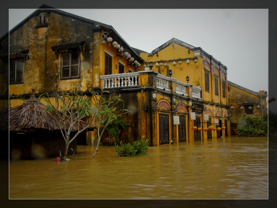 Ngắm vẻ đẹp "lạ" của Hội An trong mùa nước lụt - 1 Phố mênh mông nước