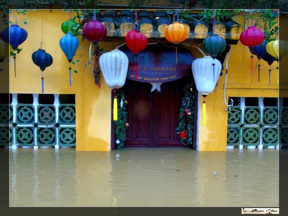 Ngắm vẻ đẹp "lạ" của Hội An trong mùa nước lụt - 13 Nhà trong phố ngập phân nửa