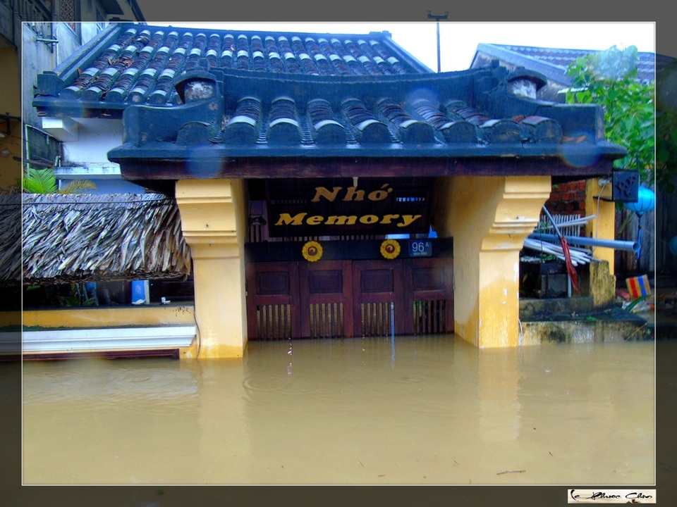 Ngắm vẻ đẹp "lạ" của Hội An trong mùa nước lụt - 8 Ngắm vẻ đẹp "lạ" của Hội An trong mùa nước lụt - 8