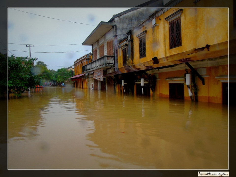 Ngắm vẻ đẹp "lạ" của Hội An trong mùa nước lụt - 17 Nước ngập đến nửa nhà