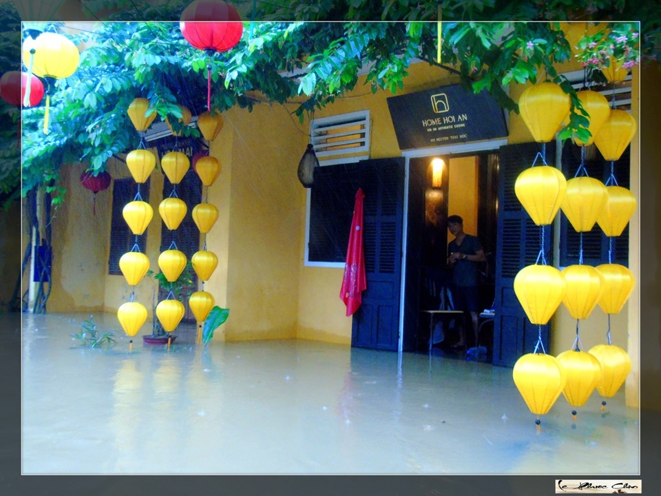 Ngắm vẻ đẹp "lạ" của Hội An trong mùa nước lụt - 2 Ngắm vẻ đẹp "lạ" của Hội An trong mùa nước lụt - 2