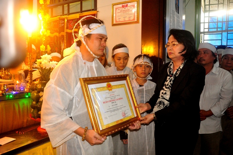 Phó Chủ tịch nước trao Huân chương Lao động hạng Nhì cho thân nhân gia đình đại biểu Ngô Văn Minh