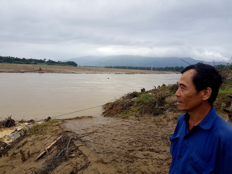 Nông dân trắng tay, mất Tết sau cơn lũ muộn - 1 Ông Lê Văn Hóa đứng nhìn cánh đồng toàn phù sa của mình bên kia sông mà lòng đau xót
