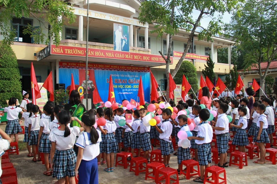 Chào cờ trong ngày khai giảng.