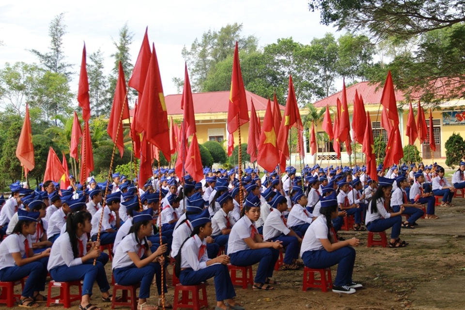 Học sinh khối Trung học cơ sở phấn khởi tham gia lễ khai giảng.