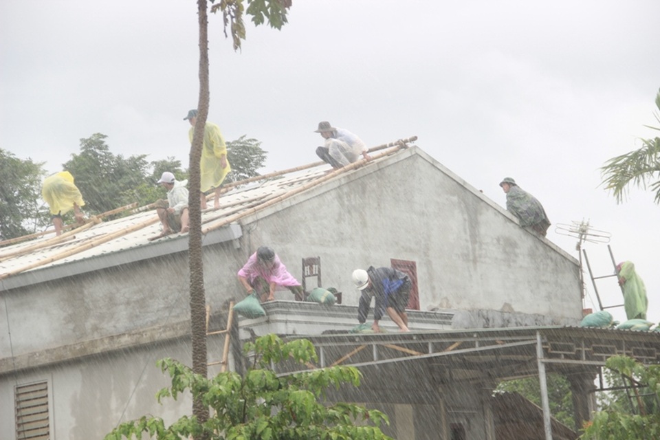 Các lực lượng giúp dân chằng chống nhà cửa