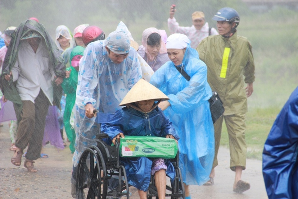 Các lực lượng đưa người già, đối tượng chính sách đi đến nơi an toàn